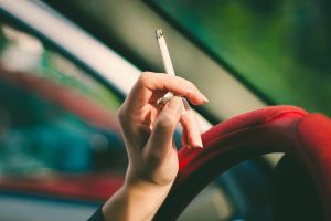 Jak pozbyć się zapachu papierosów z auta